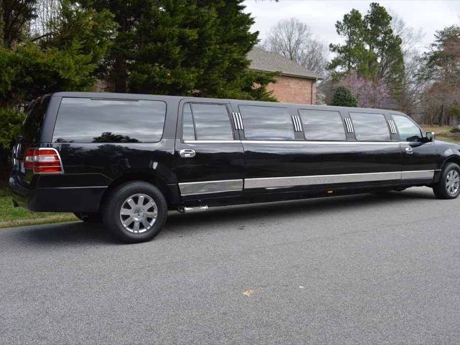 Lincoln Navigator SUV Stretch — Sioux Falls limo service